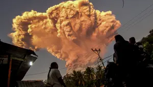 Tinggi kolom abu teramati kurang lebih 10.000 m di atas puncak atau sekitar 11.584 m di atas permukaan laut. Saat ini Gunung Lewotobi Laki-laki berada pada Status Level IV (Awas). Masyarakat yang bermukim dekat Gunung Lewotobi Laki-Laki diminta menjauhi radius bahaya sejauh tujuh kilometer. (Foto oleh AFP)