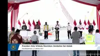 Presiden Jokowi meresmikan Jembatan Sei Alalak di Kalimantan Selatan, Kamis (21/10/2021).
