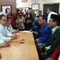 KPUD Sumut tolak berkas pendaftaran JR Saragih-Ance. (Liputan6.com/Reza Efendi)