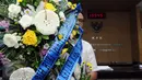 Seorang aktivis membawa karangan bunga yang dihiasi kerupuk saat berkunjung ke KPK, Jakarta, Rabu (16/12/2015). Mereka menolak RUU KPK dan berharap KPK tak melempem seperti kerupuk. (Liputan6.com/Helmi Afandi)