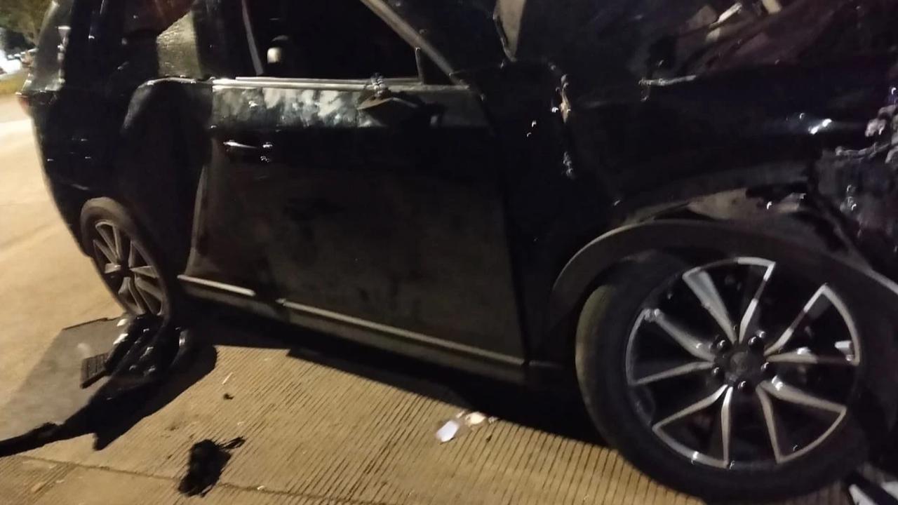 Mazda ringsek terserempet kereta di Mangga Dua