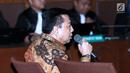 Terdakwa korupsi proyek e-KTP, Setya Novanto menjawab pertanyaan usai mendengar pembacaan putusan di Pengadilan Tipikor, Jakarta, Selasa (24/4). Setya Novanto divonis hukuman 15 tahun penjara dan denda Rp 500 juta. (Liputan6.com/Helmi Fithriansyah)