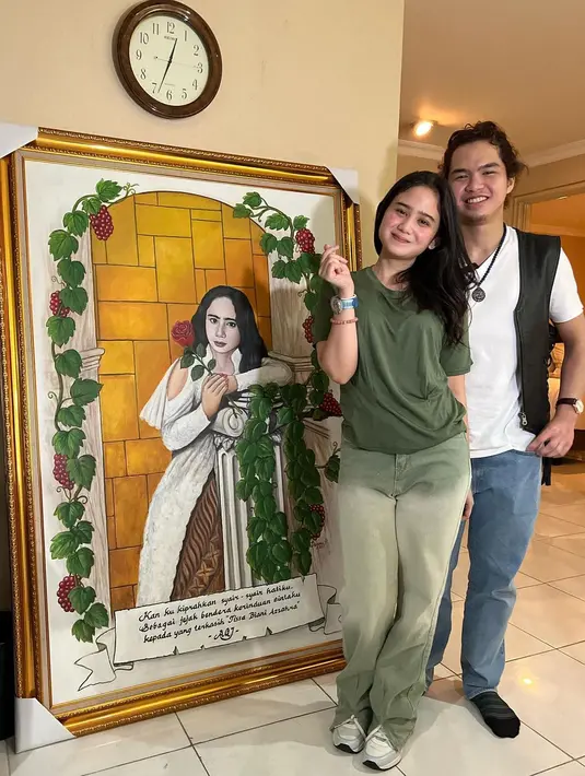 Tissa Biani dan Dul Jaelani berpose di samping lukisan yang diduga merupakan hadiah ulang tahun untuknya. (Foto: Instagram/ tissabiani)