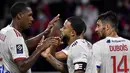 Pemain Olympique Lyon merayakan gol yang dicetak Memphis Depay ke gawang Dijon pada laga Ligue 1 di Stadion Groupama, Sabtu (29/8/2020) dini hari WIB. Lyon menang 4-1 atas Dijon. (AFP/Philippe Desmazes)