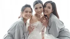 Belum lama ini Gisella Anastasia sempat menjadi bridesmaid di acara pernikahan teman dekatnya. Tersenyum bahagia, begini gaya chic Gisella Anastasia mengenakan robe abu-abu. Ia tampak begitu bahagia berpose dengan sang pengantin yakni Brigitta Melia dan bridesmaid yang lain. (Liputan6.com/IG/@gisel_la)