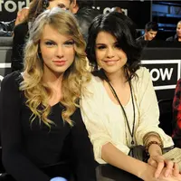 Selena Gomez dan Taylor Swift memang bersahabat sejak dulu. Belum lama ini keduanya dikabarkan bertemu secara rahasia setelah beberapa bulan tak berjumpa. Keduanya pun membicarakan segalanya. (AFP/Bintang.com)