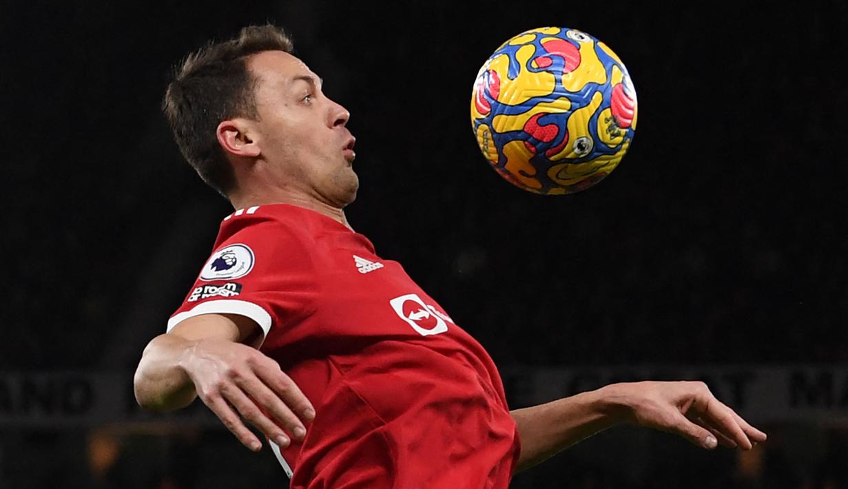 Nemanja Matic diboyong oleh AS Roma secara gratis usai kontraknya di Manchester United habis. Pemain asal Serbia tersebut dikontrak oleh Giallorossi hingga 2023. Lagi-lagi, sosok Jose Mourinho menjadi salah satu aktor penting dalam kepindahan Maric. Pasalnya, The Experienced One merupakan mantan pelatihnya ketika membela Chelsea dan Manchester United. (AFP/Paul Ellis)