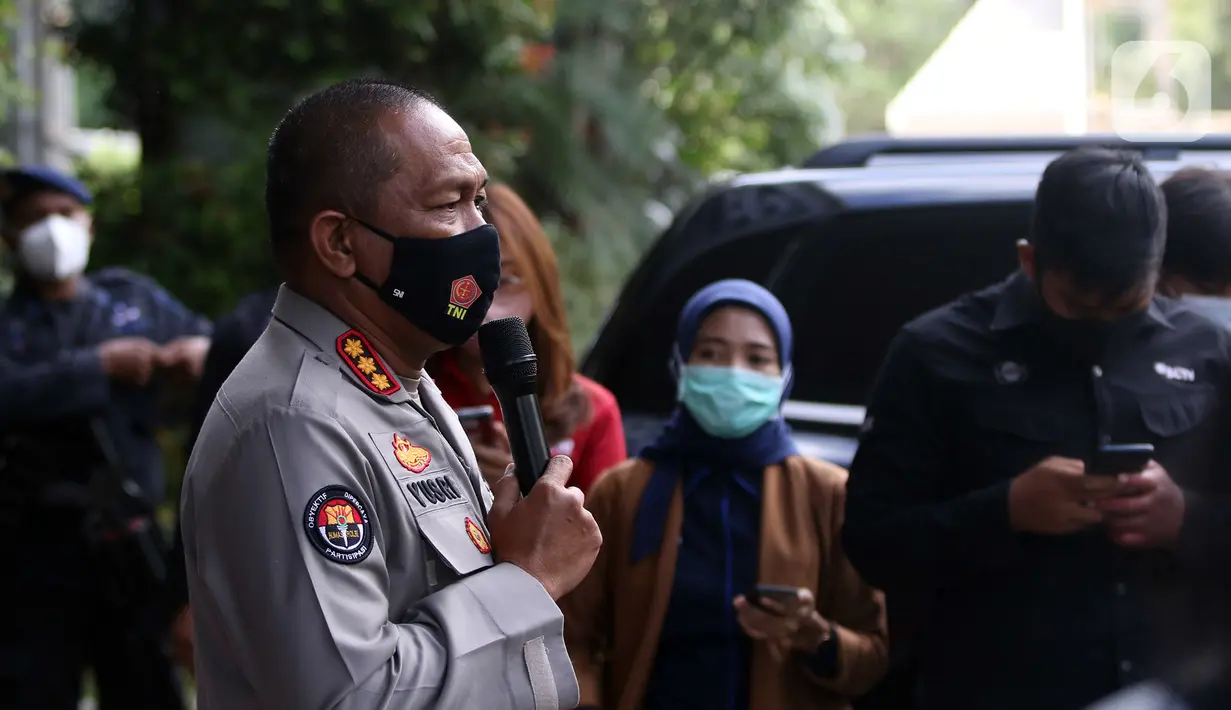 Kabid Humas Polda Metro Jaya Kombes Pol Yusri Yunus memberikan keterangan pers di area Polda Metro Jaya, Selasa (1/12/2020). Rizieq Shihab bersama menantunya Hanif Alatas dipanggil penyidik Polda Metro Jaya untuk diperiksa sebagai saksi kasus kerumunan di Petamburan. (Liputan6.com/Herman Zakharia)