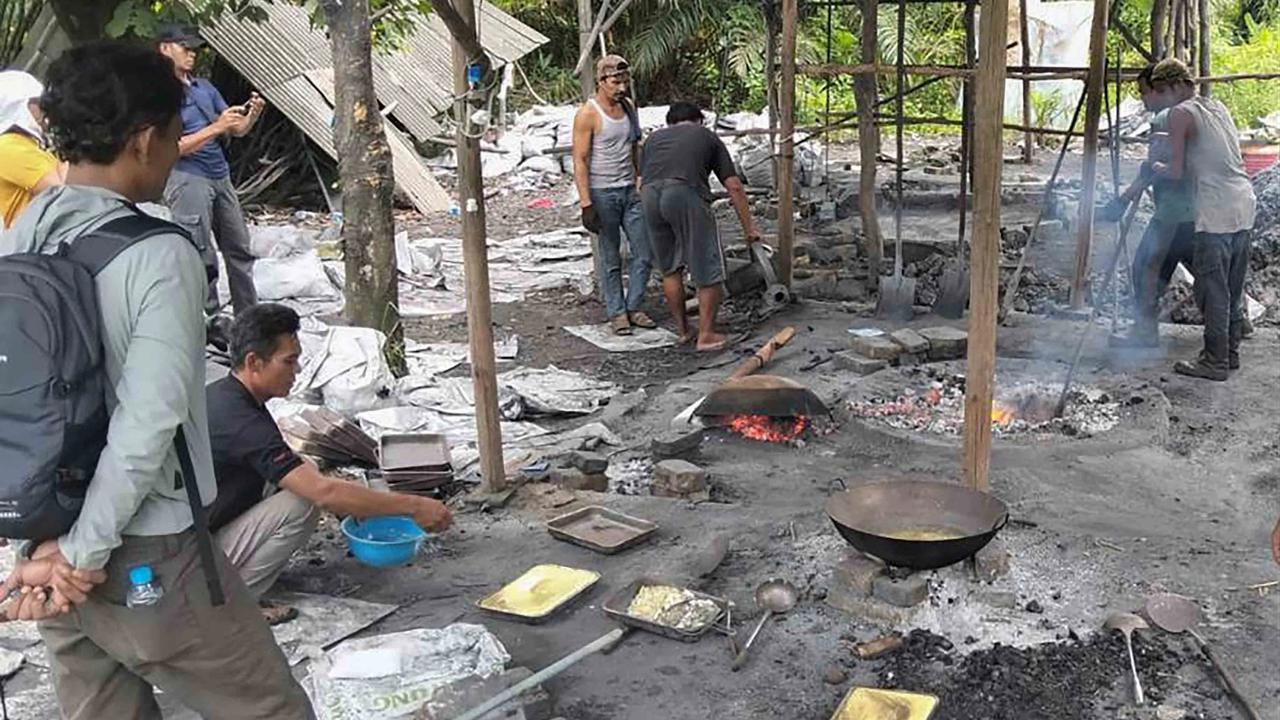 FOTO: Penggerebekan  Peleburan Timah Ilegal di Bangka