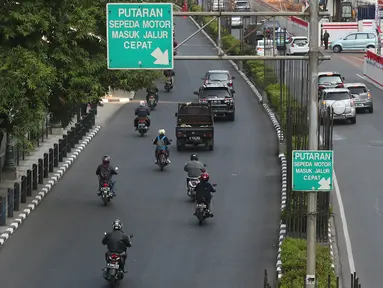 Kendaraan melintas di Jalan HR Rasuna Said, Kuningan, Jakarta, Senin (21/8). Untuk mengurai kemacetan di Ibukota, Pemprov DKI berencana menguji coba larangan bagi motor melintasi jalan tersebut mulai 11 September 2017. (Liputan6.com/Immanuel Antonius)