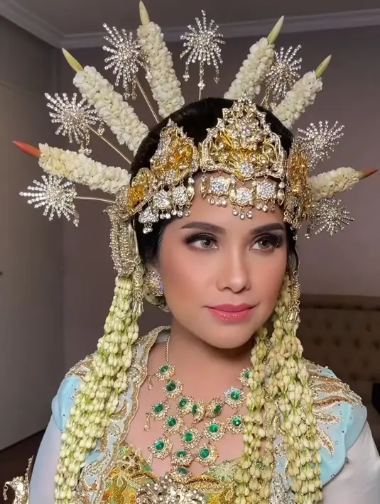 Disempurnakan juga dengan pulasan makeup flawless karya MUA langganannya, @barry_irawan.  [@barry_irawan].