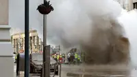 Sebuah pipa uap meledak menyebabkan gumpalan besar asap putih mengepul di Distrik Flatiron, Manhattan, Kamis (19/7). Ledakan itu mendorong pihak berwenang untuk mengevakuasi 28 bangunan sebagai tindakan pencegahan. (AP Photo/Richard Drew)