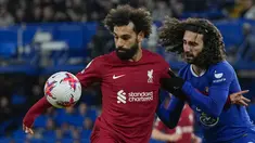Pemain Liverpool Mohamed Salah (kiri) berduel memperebutkan bola dengan pemain Chelsea Marc Cucurella pada pertandingan sepak bola Liga Inggris di Stadion Stamford Bridge, London, Inggris, Selasa (4/4/2023). (AP Photo/Frank Augstein)