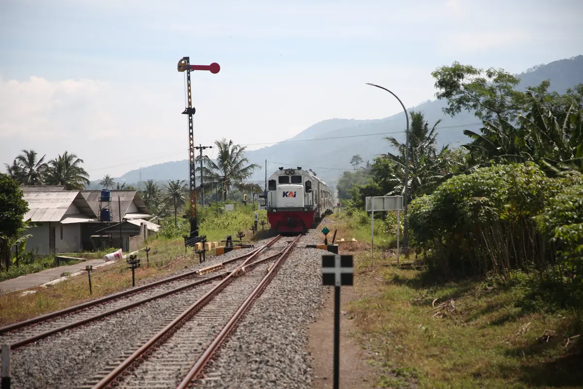 Setelah sukses reaktivasi jilid I jalur kereta api Cibatu-Garut, Pemprov Jabar berencana melanjutkan program reaktivasi jilid 2 rute Stasiun Garut-Cikajang, sepanjang 28 kilometer (km). (Liputan6.com/Jayadi Supriadin)