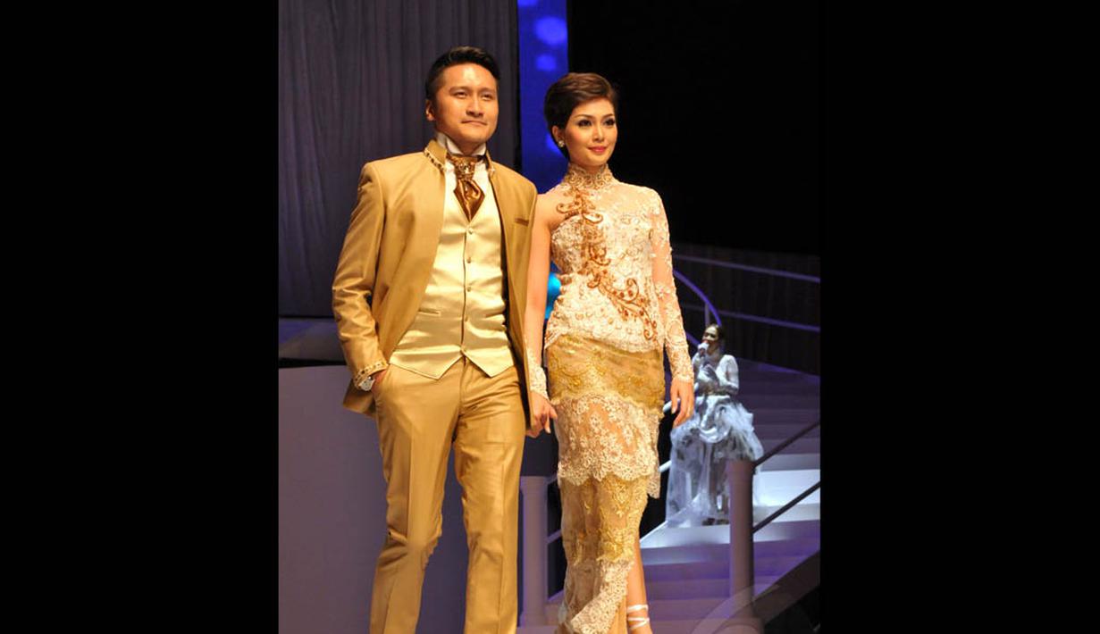 Arie Untung dan Fenita Arie membawakan karya Anne Avantie diiringi alunan orkestra dari Erwin Gutawa, Jakarta, (3/9/14). (Liputan6.com/Panji Diksana)