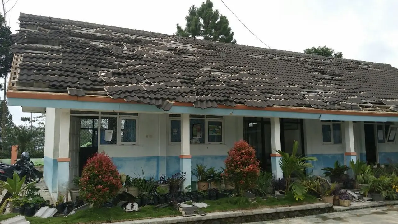 Gempa merusak gedung sekolah dan rumah di Kalibening, Banjarnegara. (Foto: Liputan6.com/SRU Banjarnegara/Muhamad Ridlo)