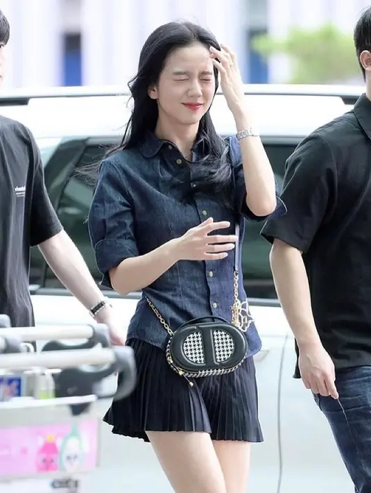 Di akun Instagram @koreadispatch, momen airport Jisoo BLACKPINK ini menuai banyak komentar. Banyak penggemar mengatakan bahwa Jisoo memancarkan aura yang lebih bahagia sejak dirinya mengonfirmasi kabar kencannya dengan Ahn Bo Hyun, bagaimana menurutmu, Sahabat FIMELA? [Foto: Instagram/ellemenhk]