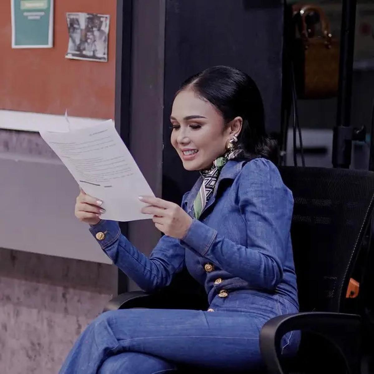 Gaya Yuni Shara dengan Nuansa Vintage Era 90-an, Penampilannya Bak Tak Menua
