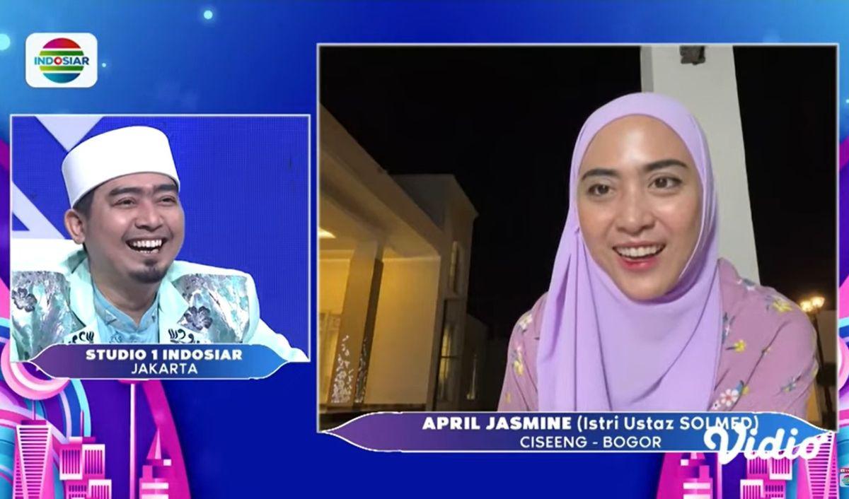 Ustaz Solmed berbincang dengan sang istri saat acara Aksi Asia 2024. Tampak ada para juri serta host Aksi Asia.<br>