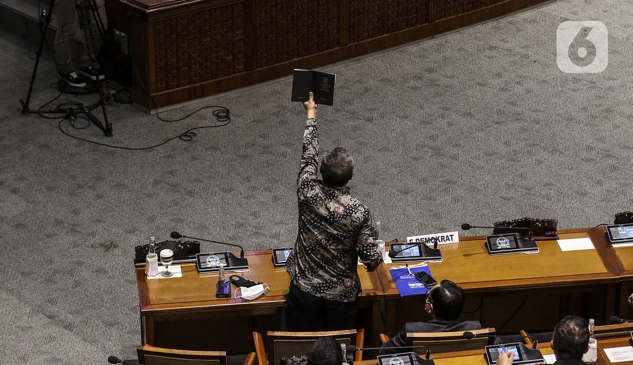 Suasana Rapat Paripurna pengesahan RUU Omnibus Law Cipta Kerja menjadi UU di Kompleks Parlemen, Jakarta, Senin (5/10/2020). Fraksi Partai Demokrat dan PKS menolak pengesahan, sementara tujuh fraksi lainnya menyetujui RUU Omnibus Law Cipta Kerja menjadi UU. (Liputan6.com/Johan Tallo)