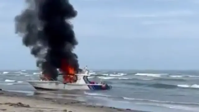Kapal patroli atau speedboat KKP dibakar sejumlah orang saat proses pengejaran kapal dengan alat pancing mini trawl. (Dok KKP)