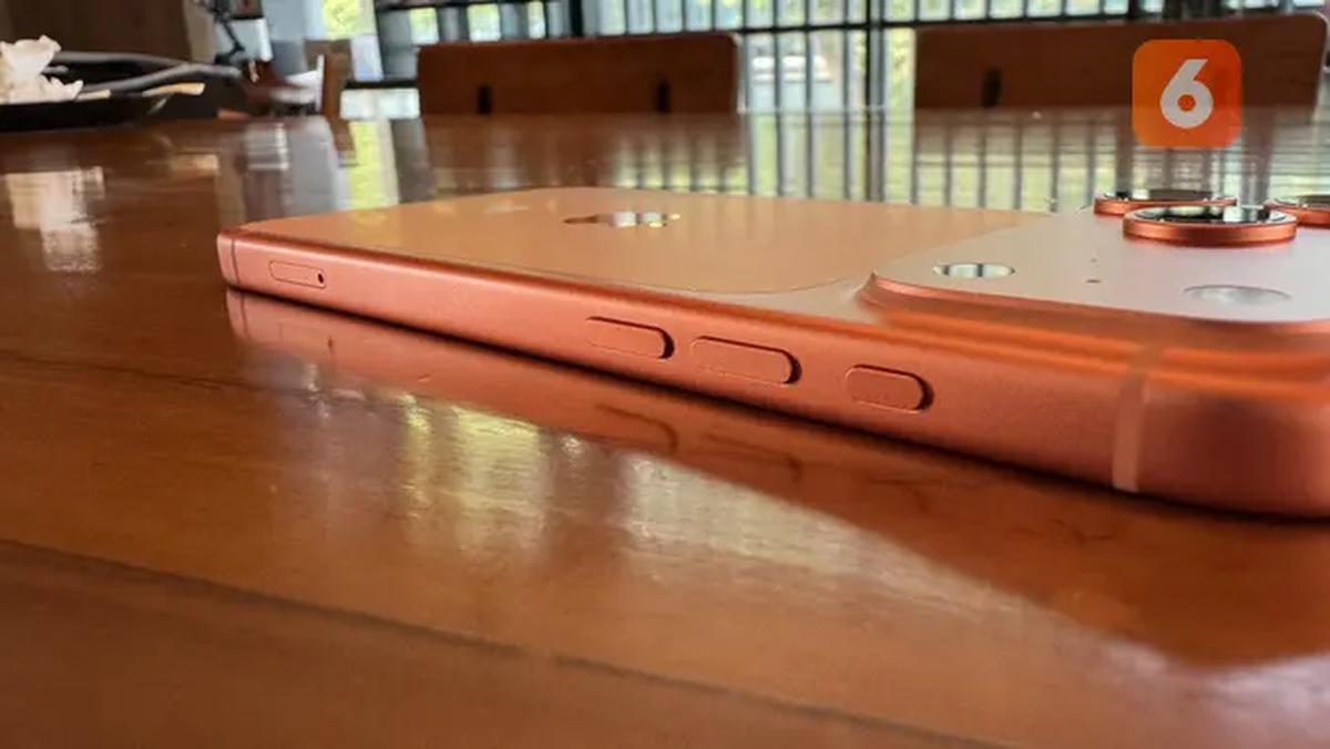 Tombol volume dan Action di sisi kiri bodi iPhone 17 Pro Max. (Liputan6.com/ Yuslianson)