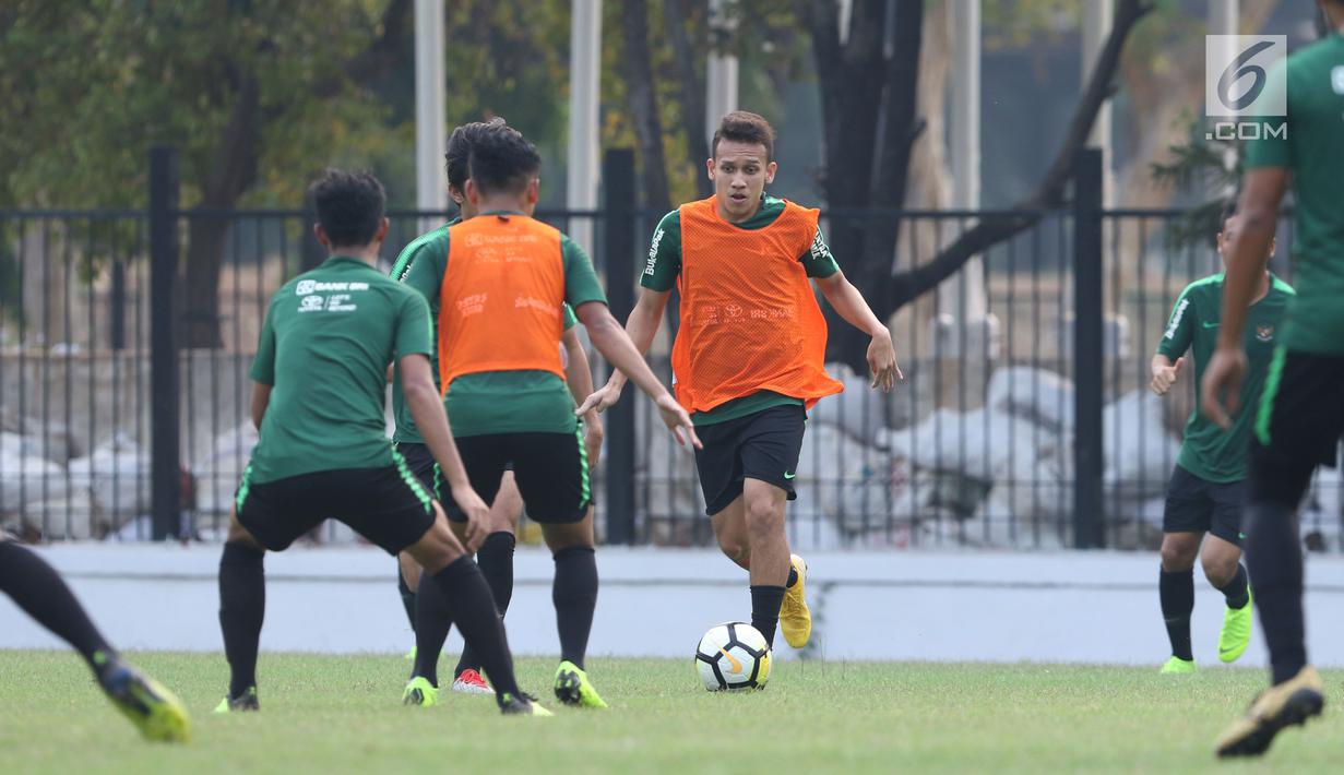 Pemain Timnas Indonesia U-19, Egy Maulana Vikri saat latihan jelang laga perdana Grup A Piala AFC U-19 di Lapangan A Kompleks GBK, Jakarta, Rabu (17/10). Indonesia akan melawan Chinese Taipei, Kamis (18/10). (Liputan6.com/Helmi Fithriansyah)