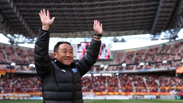 Pelatih klub J1 League Machida Zelvia, Go Kuroda (kanan)