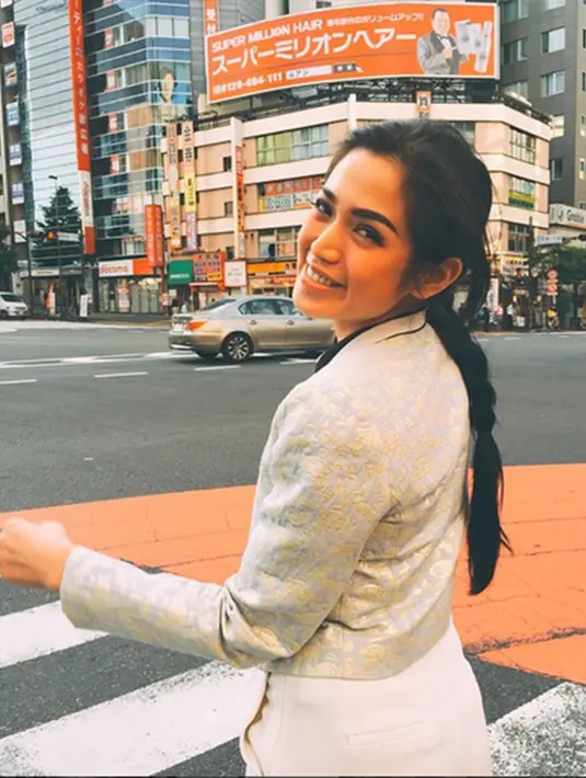 'Mama, You are my rockstar! Terserah kalau mau ada 1000 Ludwig, asalkan ada satu Mama, Mamaku Selamat Ulang Tahun! Semoga tahun depan aku bisa menabung dan belikan mama rumah. Amin,' tulis Jessica. (Via Instagram/@Jedarcantik)