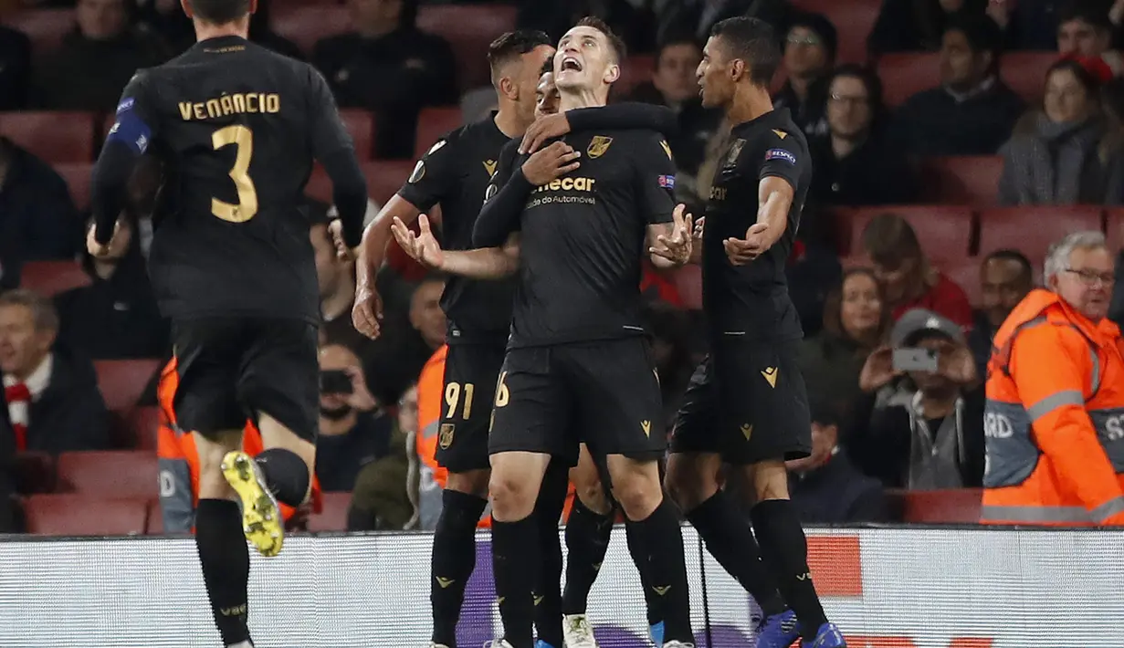 Pemain Vitoria de Guimaraes, Bruno Duarte (tengah) berselebrasi usai mencetak gol ke gawang Arsenal pada pertandingan lanjutan Grup F Liga Europa di Stadion Emirates, London (24/10/2019). Arsenal menang tipis atas Vitoria dengan skor 3-2. (AP Photo/Alastair Grant)
