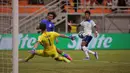 <p>Pemain Timnas Brasil U-17, Pedro Lima (tengah) melepaskan umpan yang berusaha dipotong kiper Timnas Inggris U-17, Tommy Setford pada laga ketiga Grup C Piala Dunia U-17 2023 di Jakarta International Stadium, Jakarta Utara, Jumat (17/11/2023). (Bola.com/Ikhwan Yanuar)</p>