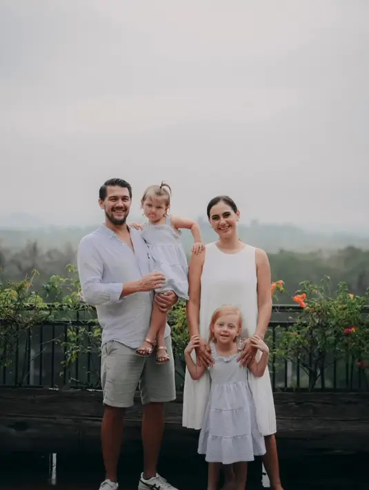 Terbaru, Marissa Nasition memperlihatkan video pendek yang merupakan foto-fotonya bersama keluarga kecil di Borobudur.[Instagram/marissaln]