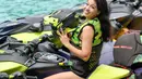Bahkan ketika naik jet ski sekalipun, ia terlihat begitu selaras dengan warna dan motif kekinian.
