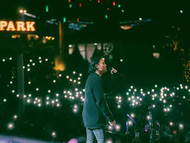 Penyanyi Rizky Febian menggungah aksinya di atas panggung saat tampil pada konser Acara Grand Opening SPARK, Samarinda, Sabtu (2/7/2022) malam. Terimakasih Bubuhanya SAMARINDA  tulis Iky di caption akun miliknya. (Instagram/rizkyfbian)