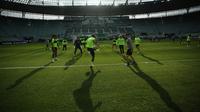 Pemain Real Betis berlatih jelang final Conference League kontra Chelsea di Wroclaw, Polandia, Selasa, 27 Mei 2025. (AP Photo/Petr Josek)