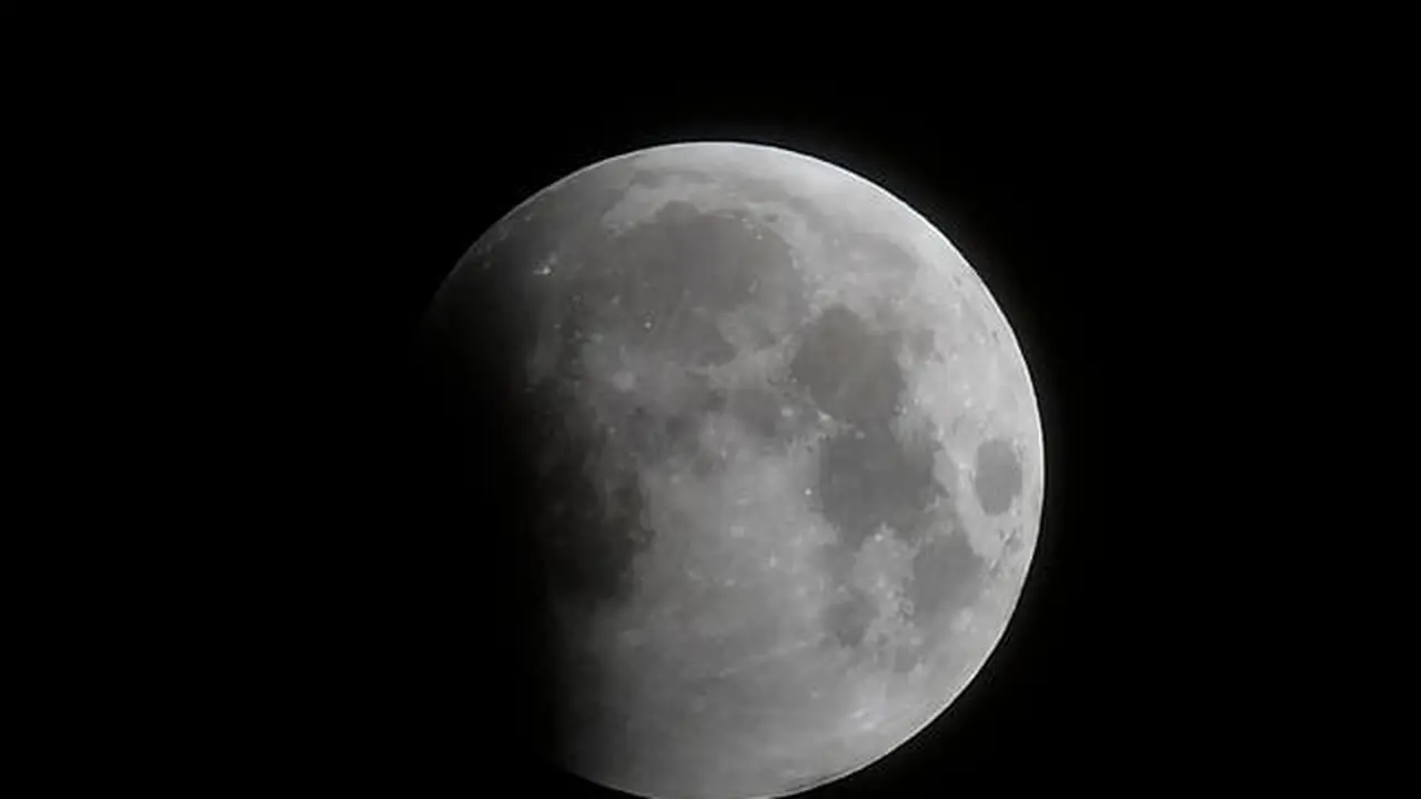 Perubahan gerhana dimulai dengan menutupi sebagian bulan seperti yang terlihat di Santa Monica, California, pada Rabu 26 Mei 2021.  (Frederic J Brown / AFP / Getty)