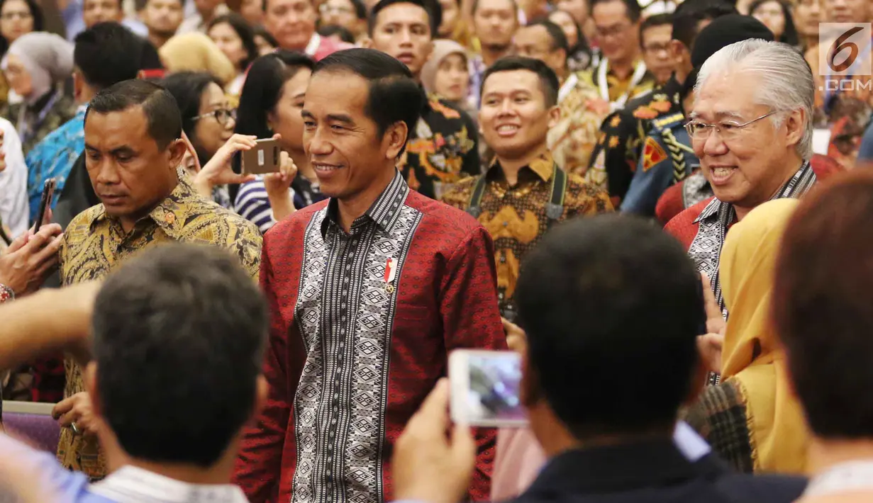 Presiden Jokowi berjalan diantara hadirin usai membuka pameran Trade Expo 2017 di ICE BSD, Tangerang Selatan, Rabu (11/10). Usai pembukaan, Jokowi langsung menuju area pameran produk-produk Indonesia. (Liputan6.com/Angga Yuniar)