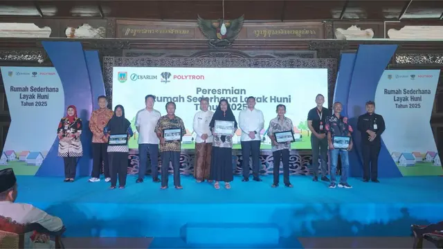 Perwakilan penerima bantuan program RSLH foto bersama pejabat PT Djarum dan Polytron, Bupati Kudus Sam’ani Intakoris dan  Dirjen Tata Kelola dan Pengendalian Risiko Kementerian Perumahan dan Kawasan Permukiman. (Liputan6.com/ist)