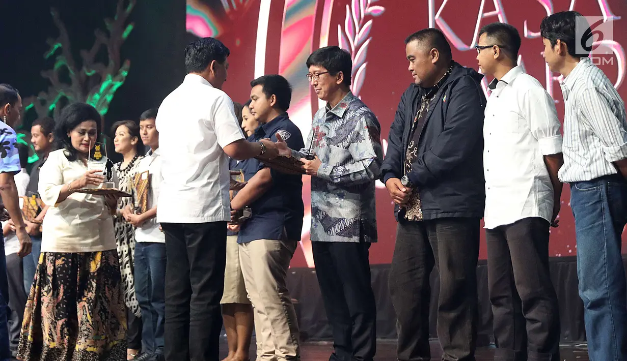 Kepala Staf TNI Angkatan Udara (Kasau) Marsekal TNI Hadi Tjahjanto (kiri) memberikan penghargaan kepada Direktur Utama SCMA, Sutanto Hartono (kanan) pada malam Anugerah Jurnalistik KASAU Awards 2017 di Jakarta, Sabtu (25/11). (Liputan6.com/Angga Yuniar)