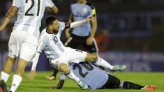 Pemain Argentina, Lionel Messi terjatuh saat berebut bola dengan pemain Uruguay, Alvaro Gonzalez pada laga kualifikasi Piala Dunia 2018 di Montevideo, Uruguay, (31/8/2017). Argentina bermain imbang 0-0. (AP/Natacha Pisarenko)