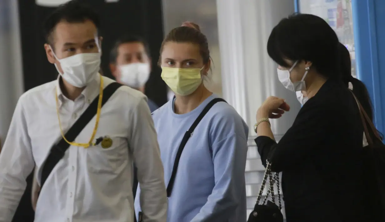 Pelari cepat Olimpiade Belarusia, Krystsina Tsimanouskaya (tengah) tiba di Bandara Narita di Narita, dekat Tokyo, Rabu (4/8/2021). Tsimanouskaya melalui media sosial sempat mengeluhkan dipaksa turun di nomor estafet 4x400 meter meski belum pernah bertanding di nomor tersebut (AP Photo/Koji Sasahara)