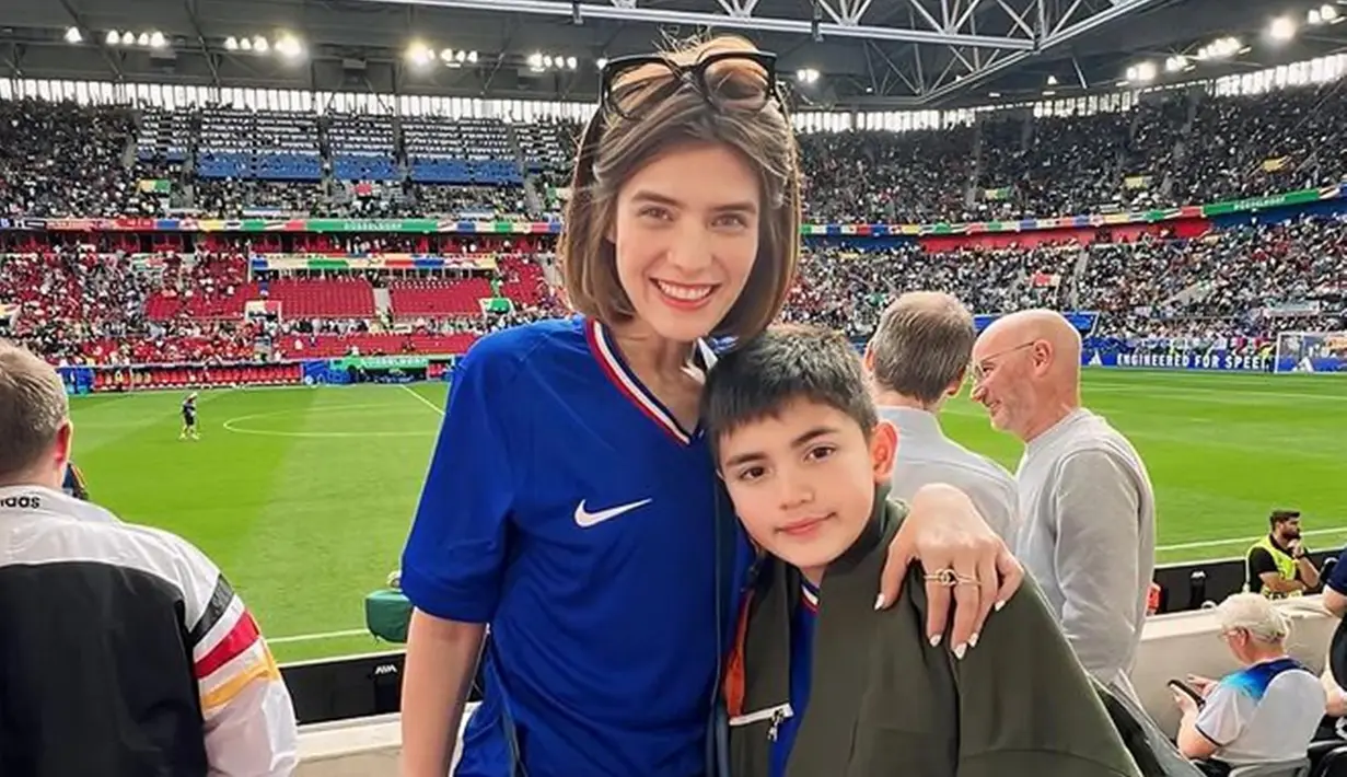 Mendukung tim Prancis, Carissa Puteri yang menyaksikan dari dekat pertandingan sepak bola ini bisa jelas melihat para pemain waktu berlaga melawan Belgia. Dalam video yang diunggahnya, Carissa banyak menyorot aksi Mbappe yang begitu terlihat jelas waktu di lapangan. (Liputan6.com/IG/@carissa_puteri)