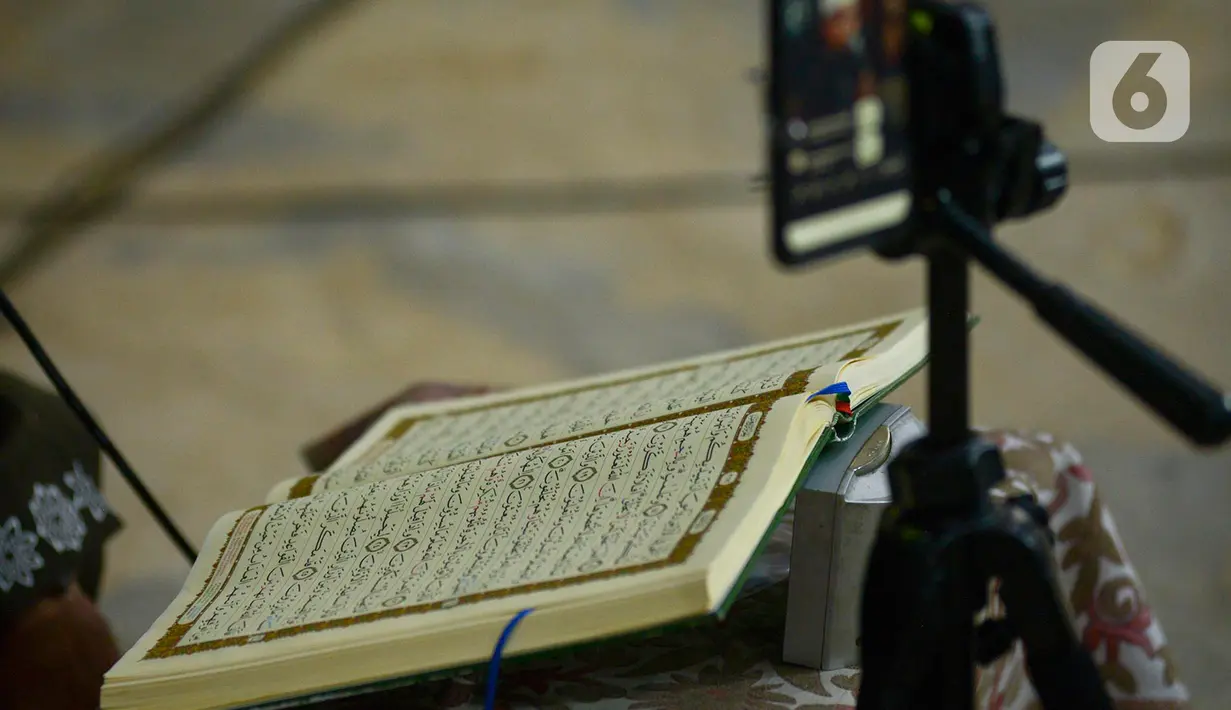 Imam Ustaz H Deden M Ramadhan melakukan tadarus Alquran secara daring atau online di Masjid Agung Sunda Kelapa Jakarta, Senin (28/4/2020). Penyiaran tadarus online untuk menyiasati tidak adanya kegiatan ibadah di lingkungan masjid sebagai upaya mencegah penyebaran Covid-19. (merdeka.com/Imam Buhori)