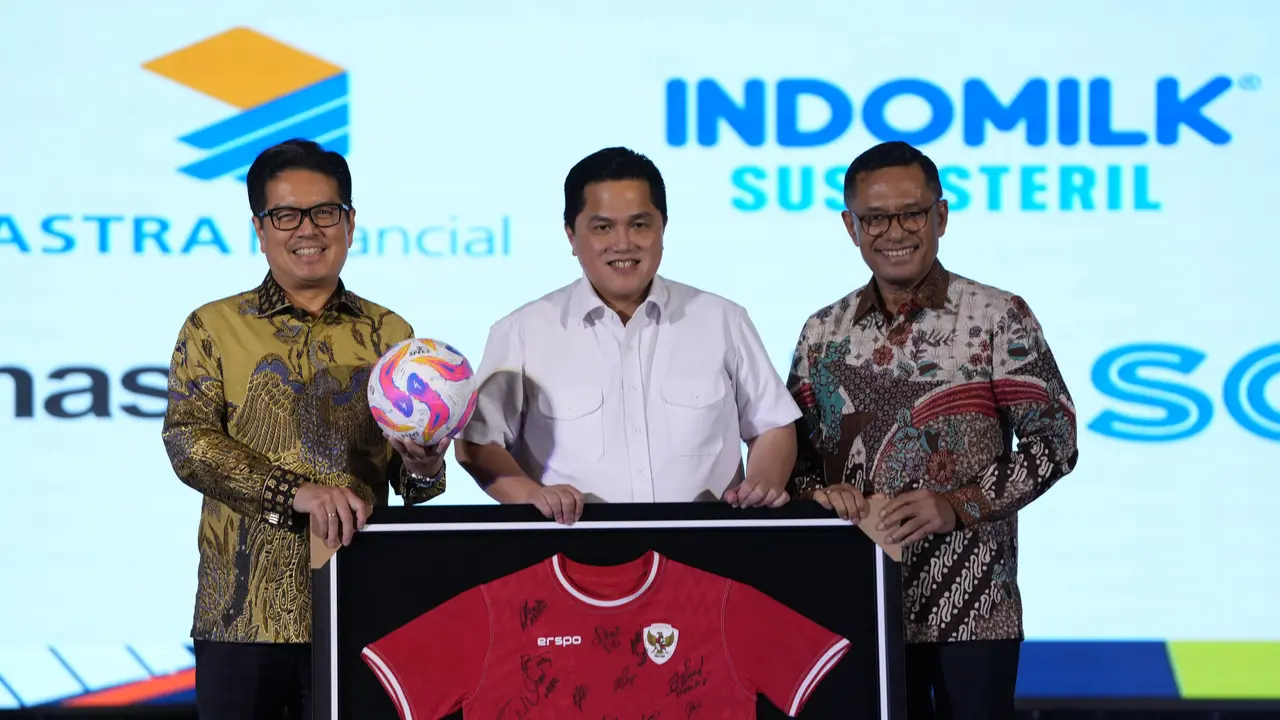 Managing Director Sinar Mas Ferry Salman (kiri) dan Saleh Husin (kanan) bersama Ketua Umum PSSI, Erick Thohir saat kegiatan PSSI Partner Summit 2024. (Dok Sinas Mas)