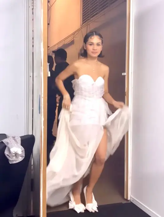 Andien tampil elegan bak dewi kenakan gaun berdetail high slit yang flowy dari Stefanie Rikie. [Foto: KLY/Adrian Utama Putra].