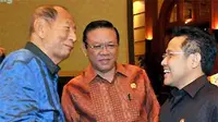 Menakertrans Muhaimin Iskandar, Menko Kesra Agung Laksono, serta pengusaha Ciputra (kiri) berbincang dalam Temu Nasional Kementrian Tenaga Kerja dan Transmigrasi di Jakarta, Rabu (10/2).(Antara)