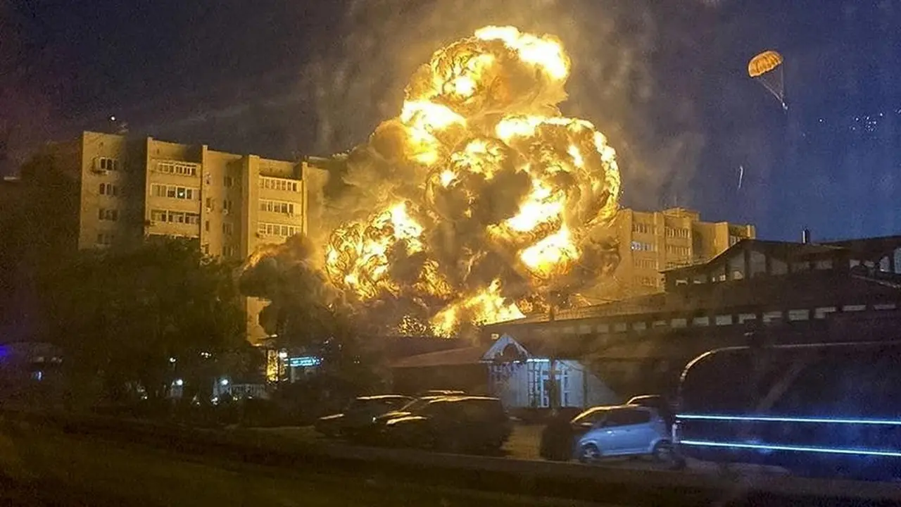 Militer Rusia mengatakan salah satu pesawat tempurnya jatuh di dekat sebuah gedung apartemen di Yeysk, kota pelabuhan di Laut Azov, ( (Kooperativ Telegram Channel via AP)