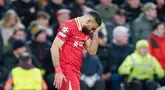 Pemain Liverpool, Mohamed Salah, tak kuasa menahan kesedihan setelah ditaklukkan PSG lewat adu penalti 0-1 (1-4) dalam laga leg kedua 16 besar Liga Champions 2024/2025 yang digelar di Anfield, Rabu (12/3/2025) dini hari WIB. (AP Photo/Dave Thompson)