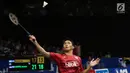 Tunggal Putra Indonesia, Jonatan Christie mengembalikan kok ke arah Hsu Jen Hao (Taiwan) di babak pertama Indonesia Open 2017 di Jakarta, Rabu (14/6). Jonatan sukses unggul dengan skor 21-17 dan 21-15. (Liputan6.com/Helmi Fithriansyah)