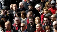 Sekitar 7.000 orang turun ke jalan di Brussels dalam pawai melawan teror dan kebencian, Belgia, Minggu (17/4). Aksi yang berlangsung dengan tenang dan ‘tanpa suara’ ini untuk menunjukkan persatuan usai serangan teroris di Brussels. (REUTERS/Yves Herman)